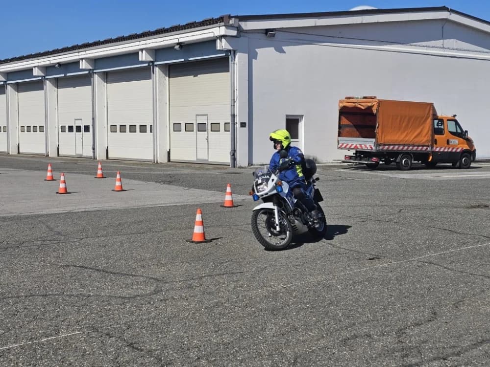 (VIDEO-FOTO) Policijski službenici – motociklisti su spremni za novu sezonu – pokazali su nam trenažnu vožnju