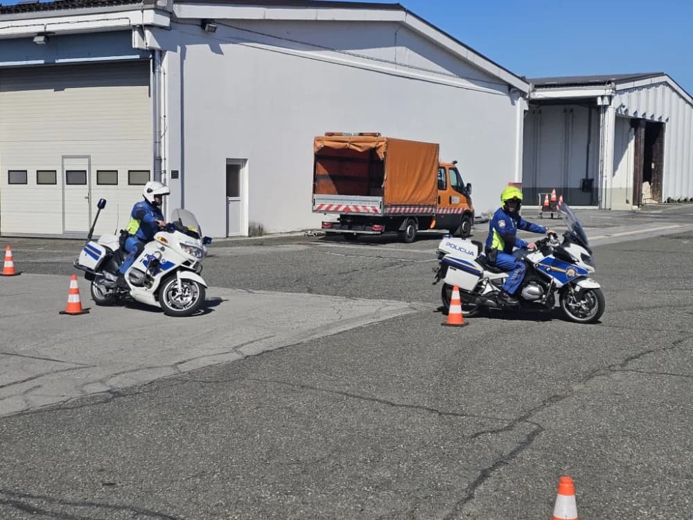 (VIDEO-FOTO) Policijski službenici – motociklisti su spremni za novu sezonu – pokazali su nam trenažnu vožnju