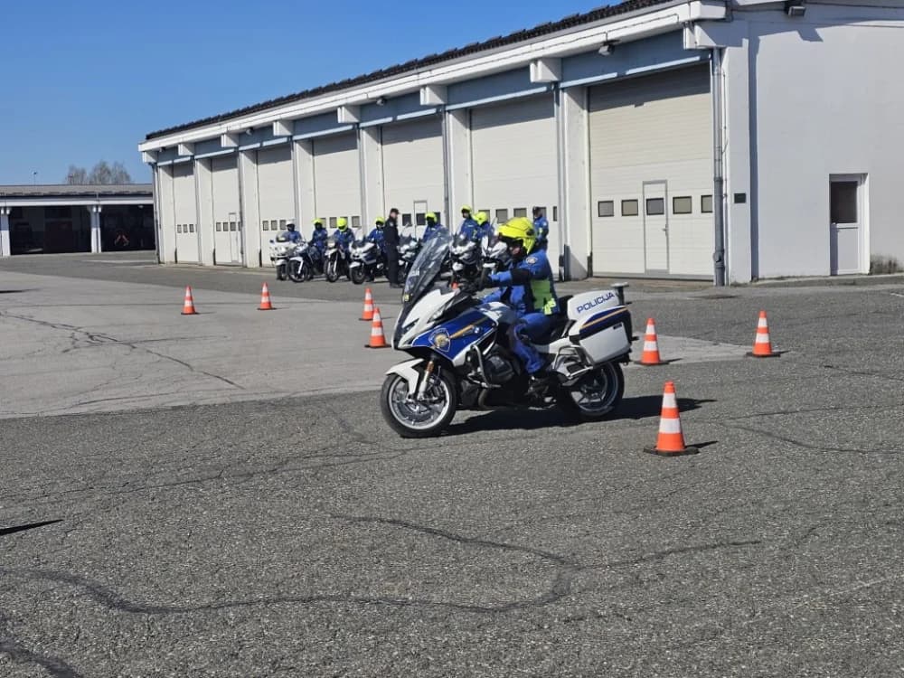 (VIDEO-FOTO) Policijski službenici – motociklisti su spremni za novu sezonu – pokazali su nam trenažnu vožnju
