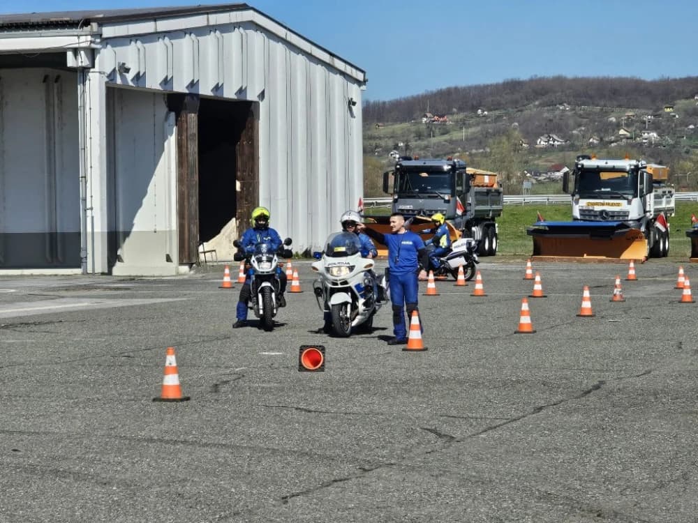 (VIDEO-FOTO) Policijski službenici – motociklisti su spremni za novu sezonu – pokazali su nam trenažnu vožnju