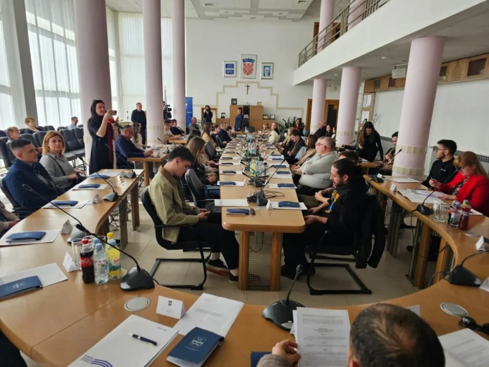 Čak 59 studenata - stipendista na potpisu ugovora za stipendiranje s brodsko-posavskim županom Danijelom Marušićem