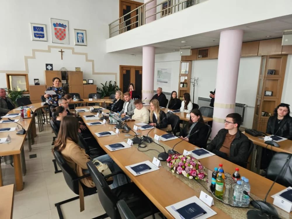 Čak 59 studenata - stipendista na potpisu ugovora za stipendiranje s brodsko-posavskim županom Danijelom Marušićem