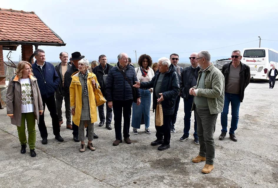 Enjingiju priznanje Visoke vinske akademije iz Slavonskog Broda