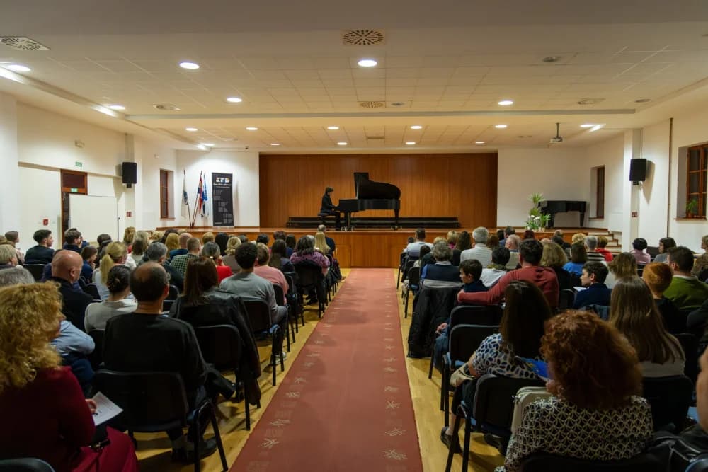 Aljoša Jurinić oduševio publiku virtuoznim nastupom u Glazbenoj školi