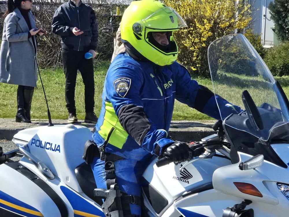Vozač pretjerao s gasom (210 km/h), pa dobio masnu novčanu kaznu i zabranu