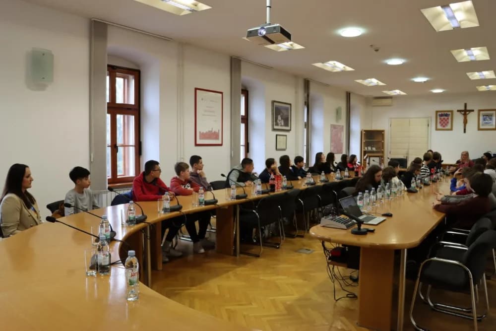 Učenici iz Mađarske u posjetu Gradskoj upravi Sl. Broda