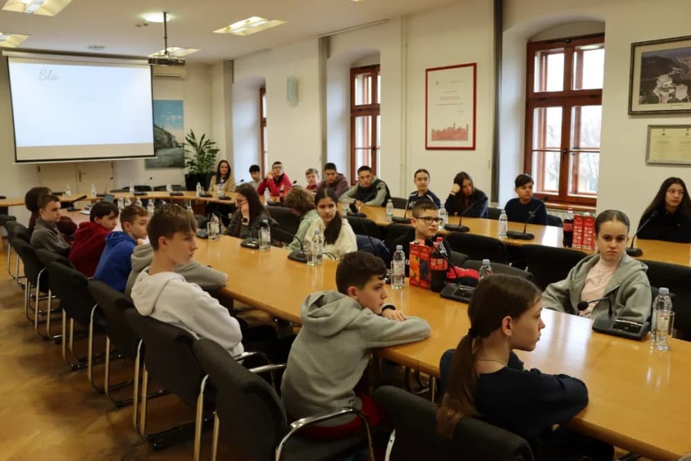 Učenici iz Mađarske u posjetu Gradskoj upravi Sl. Broda