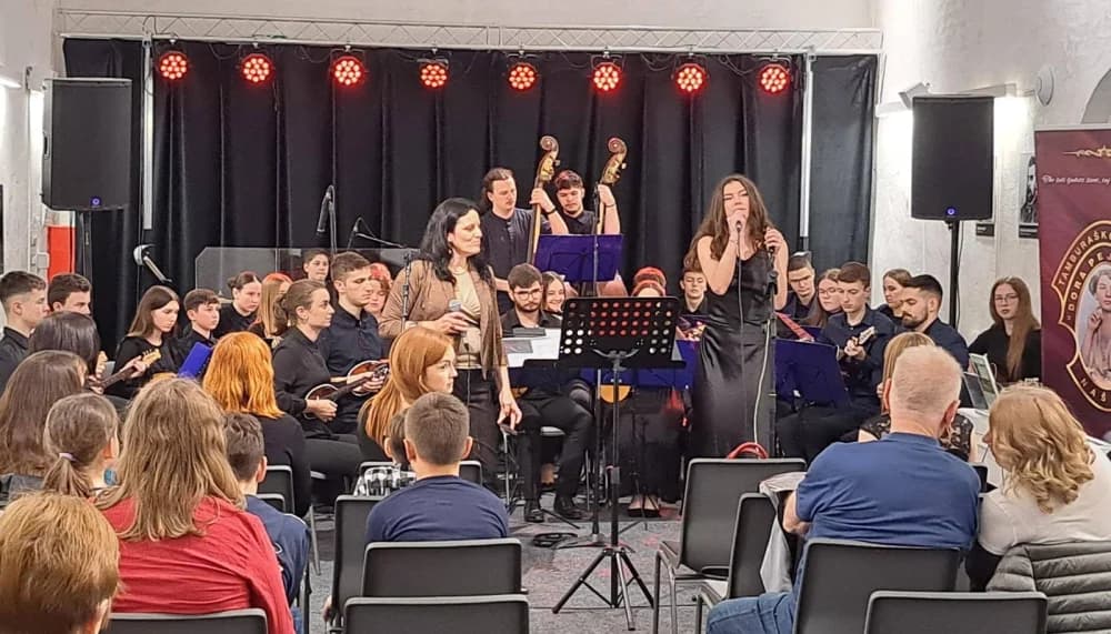 RAZIGRANE ŽICE U BRODSKOJ KUĆI TAMBURE - Koncert tamburaša iz Našica