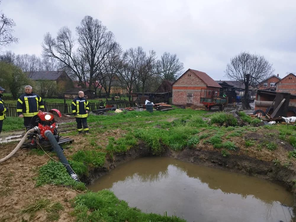 Spašavano gotovo 300 stoke s poplavljenog područja u Donjoj Bebrini (FOTO/VIDEO)