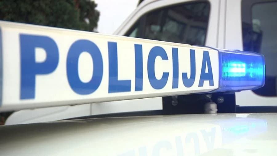 Ušli u tuđe dvorište, urlali i valjali se po podu