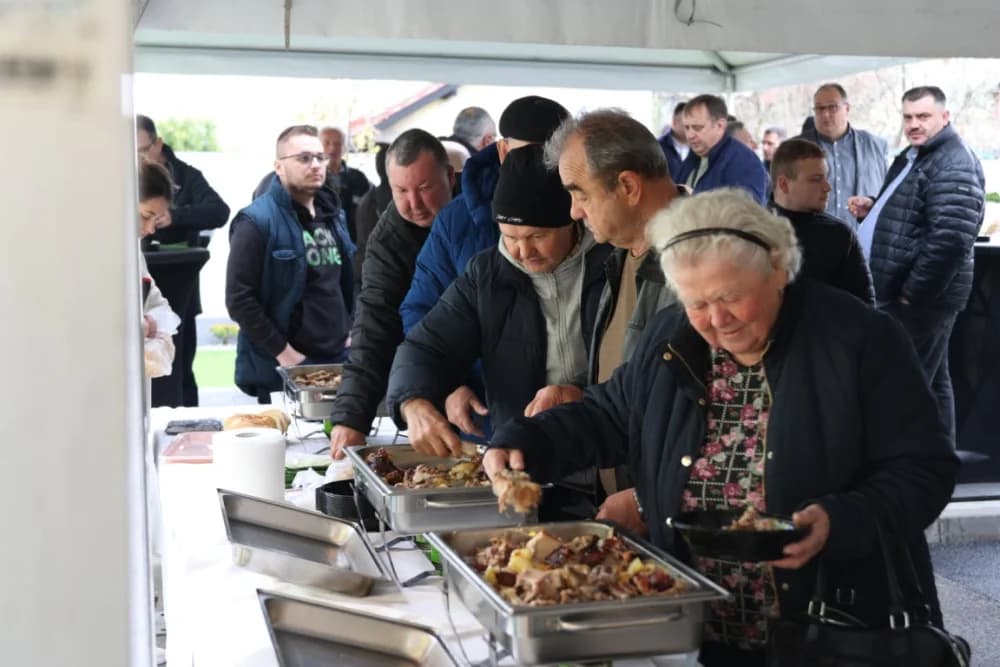 Na novoj lokaciji u Bebrinkinoj mesnici uz ponudu domaćeg mesa te prerađevina i gotova dnevna jela
