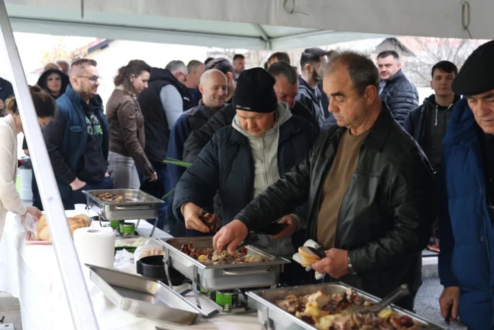 Na novoj lokaciji u Bebrinkinoj mesnici uz ponudu domaćeg mesa te prerađevina i gotova dnevna jela
