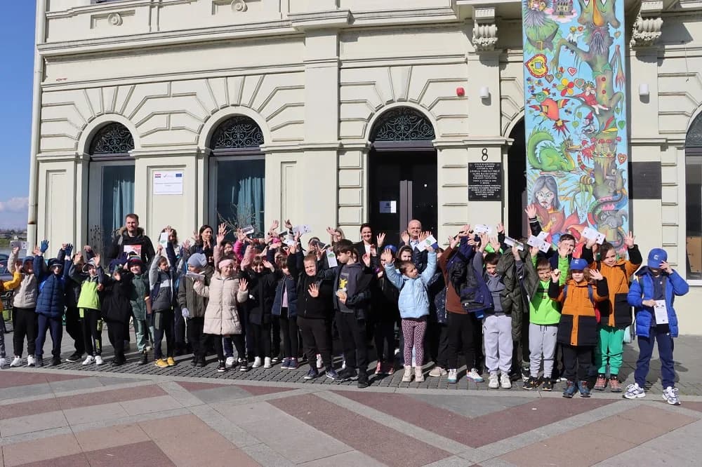 Veseli susret gradonačelnika s osječkim osnovnoškolcima u sklopu manifestacije ʼU svijetu bajki Ivane Brlić - Mažuranićʼ