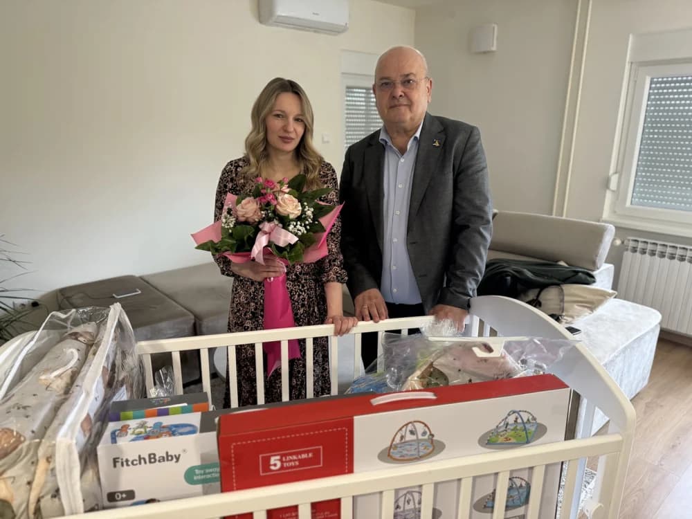 Ovoga puta ʼjer su izbori pred vratimaʼ gradonačelnik Duspara uručivao mladim obiteljima opremu za bebe