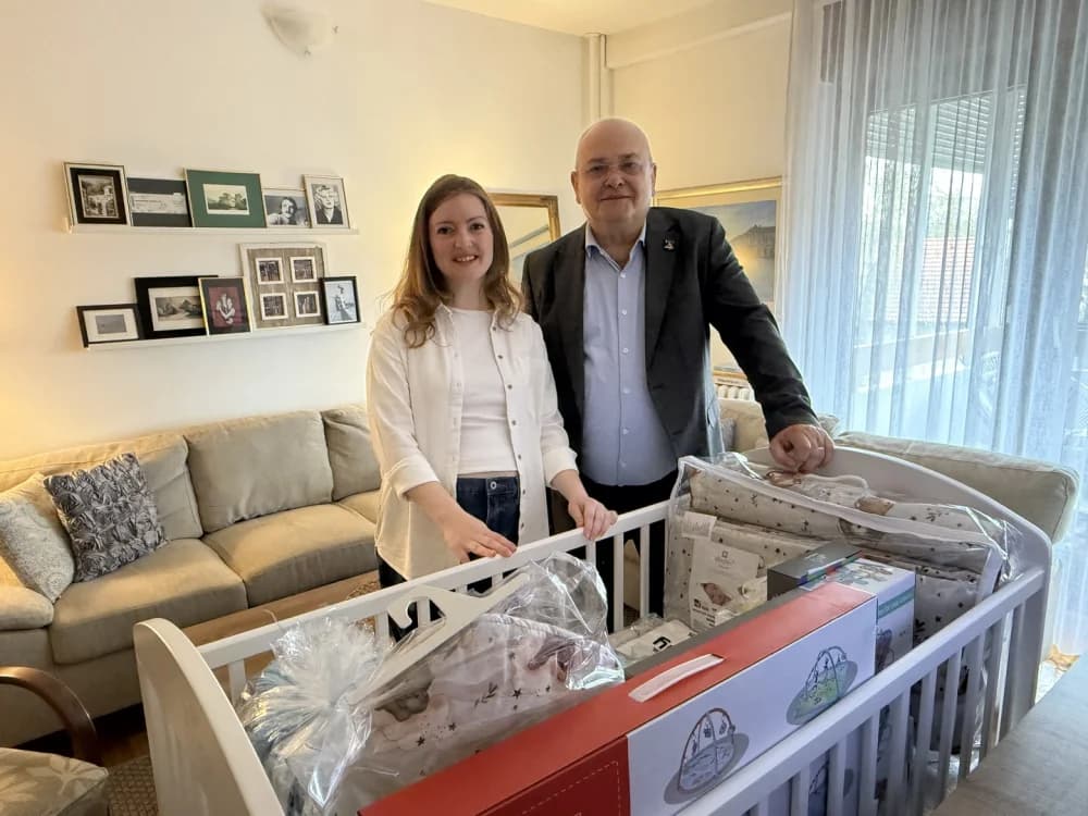 Ovoga puta ʼjer su izbori pred vratimaʼ gradonačelnik Duspara uručivao mladim obiteljima opremu za bebe