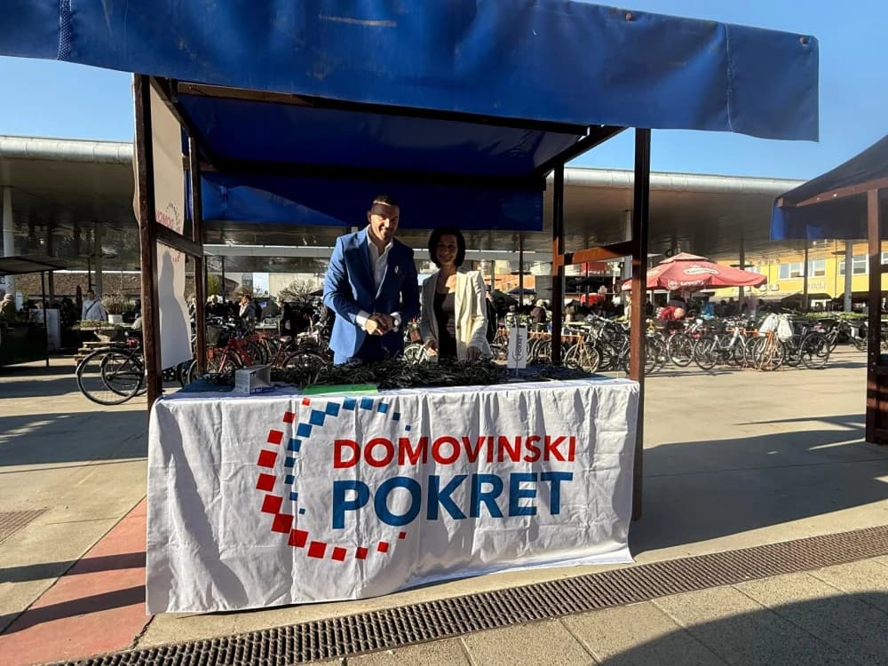 Članovi Domovinskg pokreta građanima dijelili maslinove grančice na brodskoj tržnici
