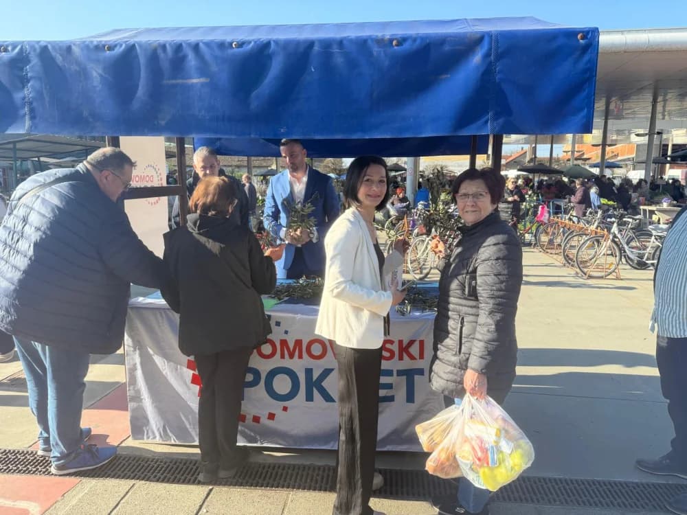 Članovi Domovinskg pokreta građanima dijelili maslinove grančice na brodskoj tržnici