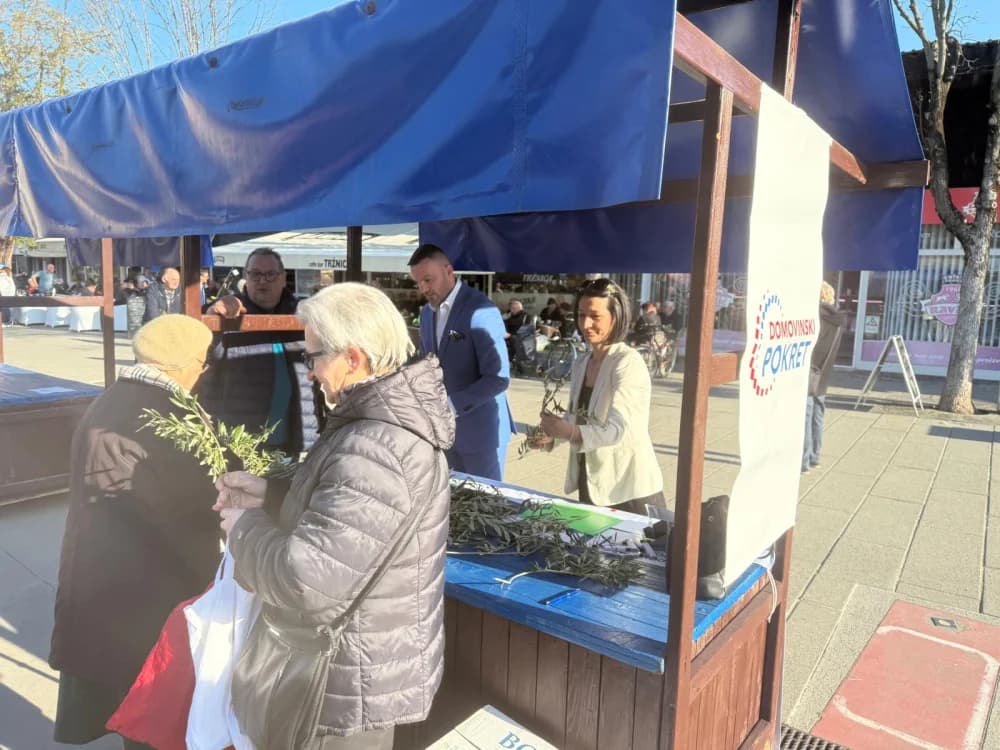 Članovi Domovinskg pokreta građanima dijelili maslinove grančice na brodskoj tržnici