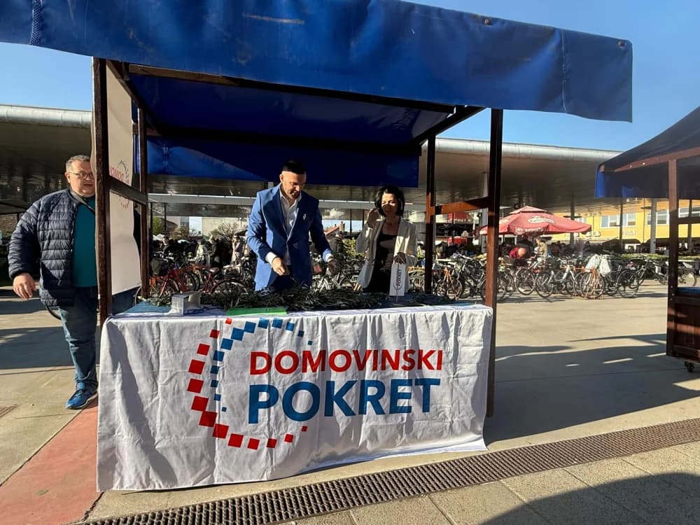 Članovi Domovinskg pokreta građanima dijelili maslinove grančice na brodskoj tržnici