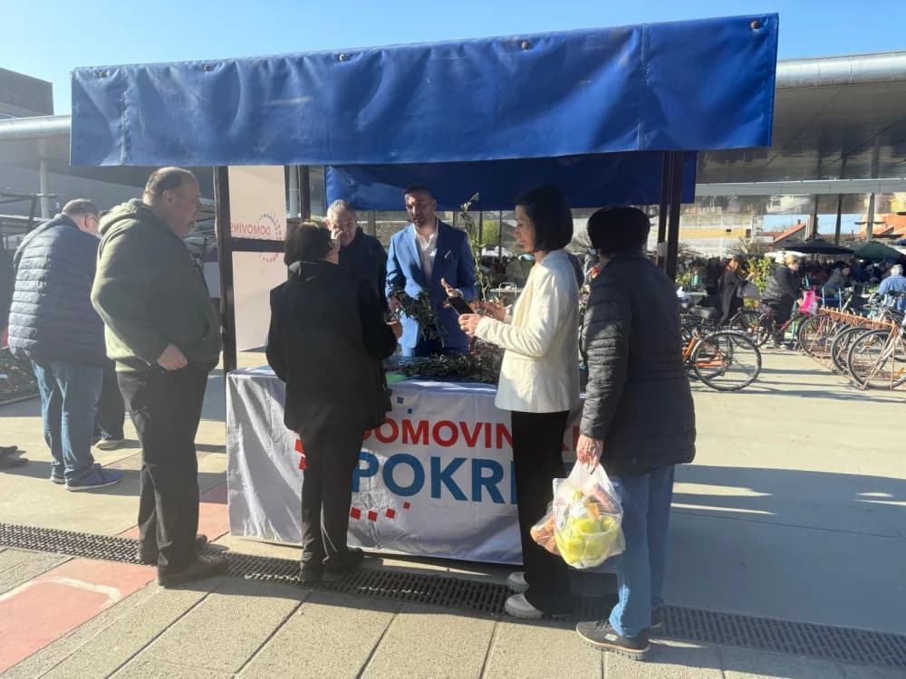 Članovi Domovinskg pokreta građanima dijelili maslinove grančice na brodskoj tržnici