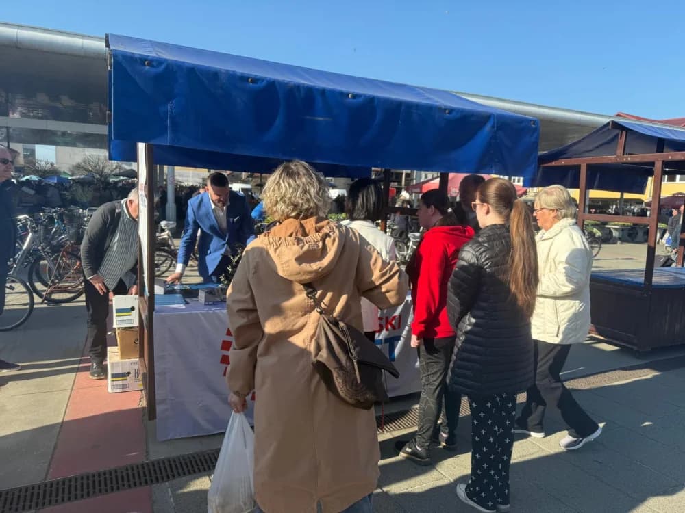 Članovi Domovinskg pokreta građanima dijelili maslinove grančice na brodskoj tržnici