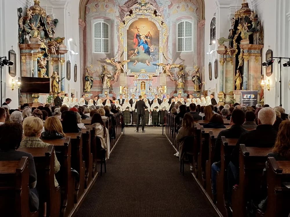 Održan tradicionalni korizmeni koncert Ansambla LADO u Crkvi Presvetog Trojstva