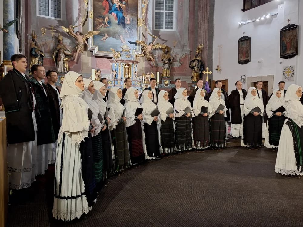 Održan tradicionalni korizmeni koncert Ansambla LADO u Crkvi Presvetog Trojstva