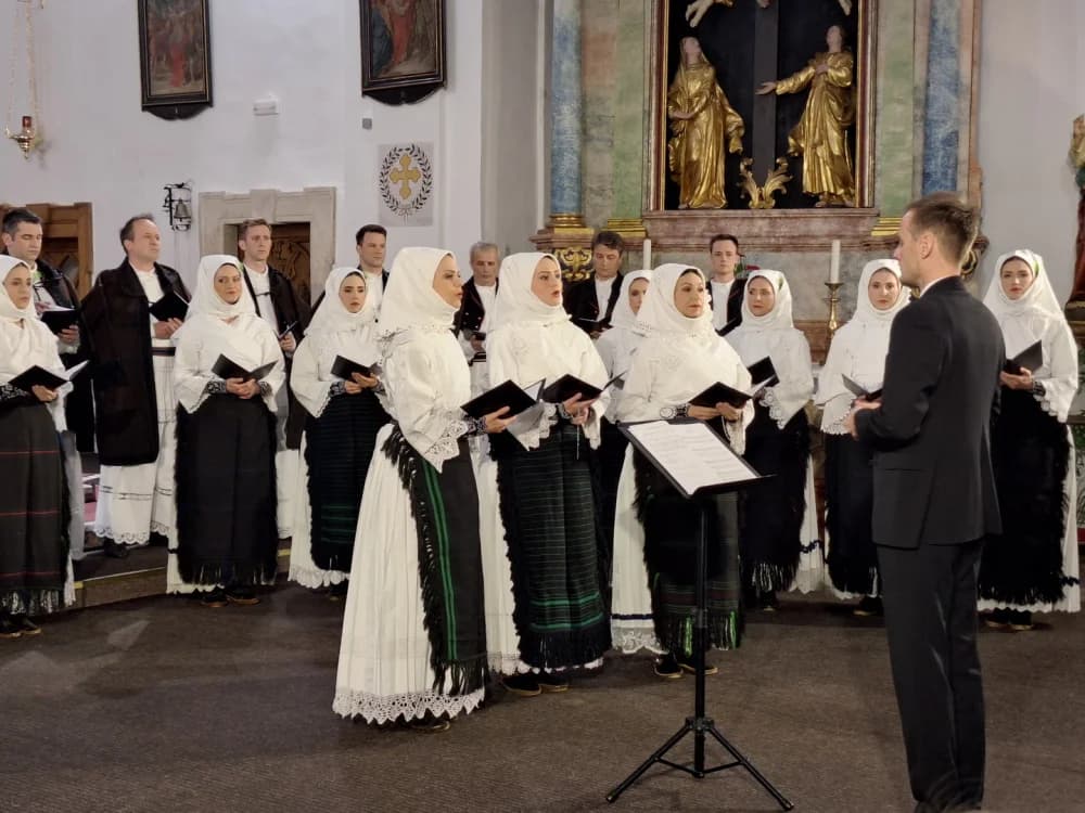 Održan tradicionalni korizmeni koncert Ansambla LADO u Crkvi Presvetog Trojstva