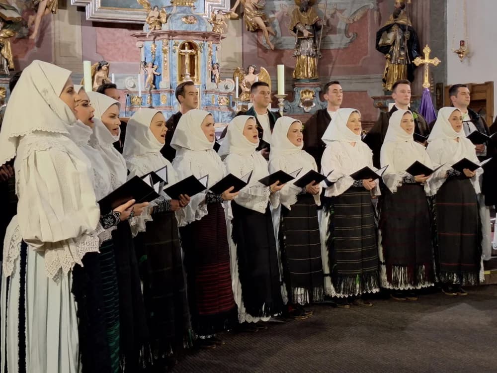 Održan tradicionalni korizmeni koncert Ansambla LADO u Crkvi Presvetog Trojstva