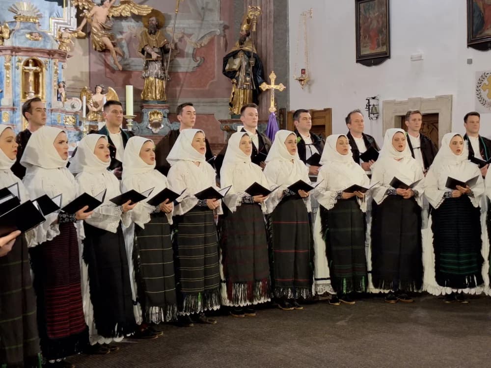 Održan tradicionalni korizmeni koncert Ansambla LADO u Crkvi Presvetog Trojstva