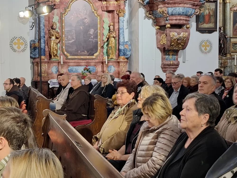 Održan tradicionalni korizmeni koncert Ansambla LADO u Crkvi Presvetog Trojstva