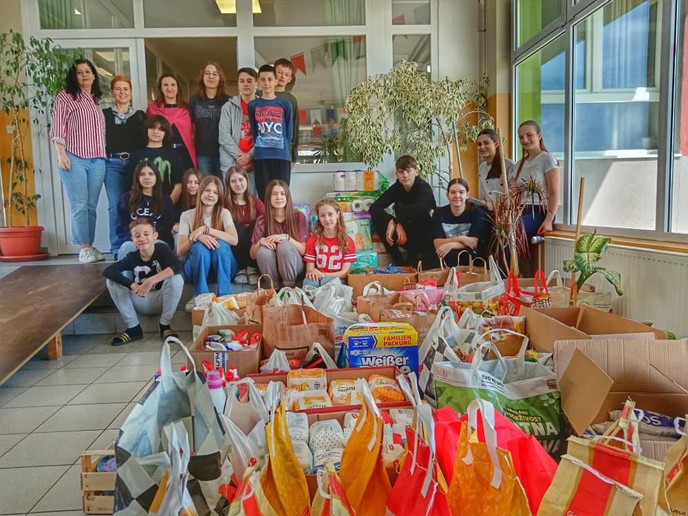 Učenici sibinjske škole te njihovi učitelji i učiteljice pokrenuli humanitarnu inicijativu prikupljanja namirnica i potrepština za brodsku socijalnu samoposlugu