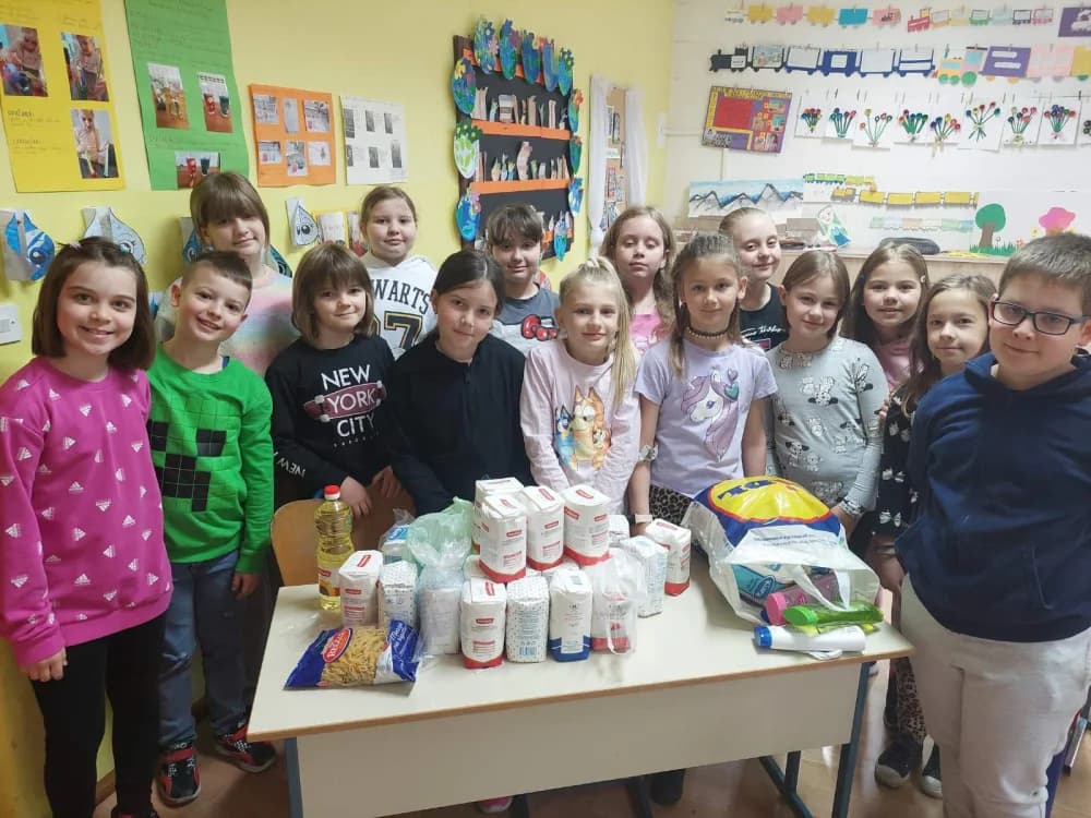 Učenici sibinjske škole te njihovi učitelji i učiteljice pokrenuli humanitarnu inicijativu prikupljanja namirnica i potrepština za brodsku socijalnu samoposlugu