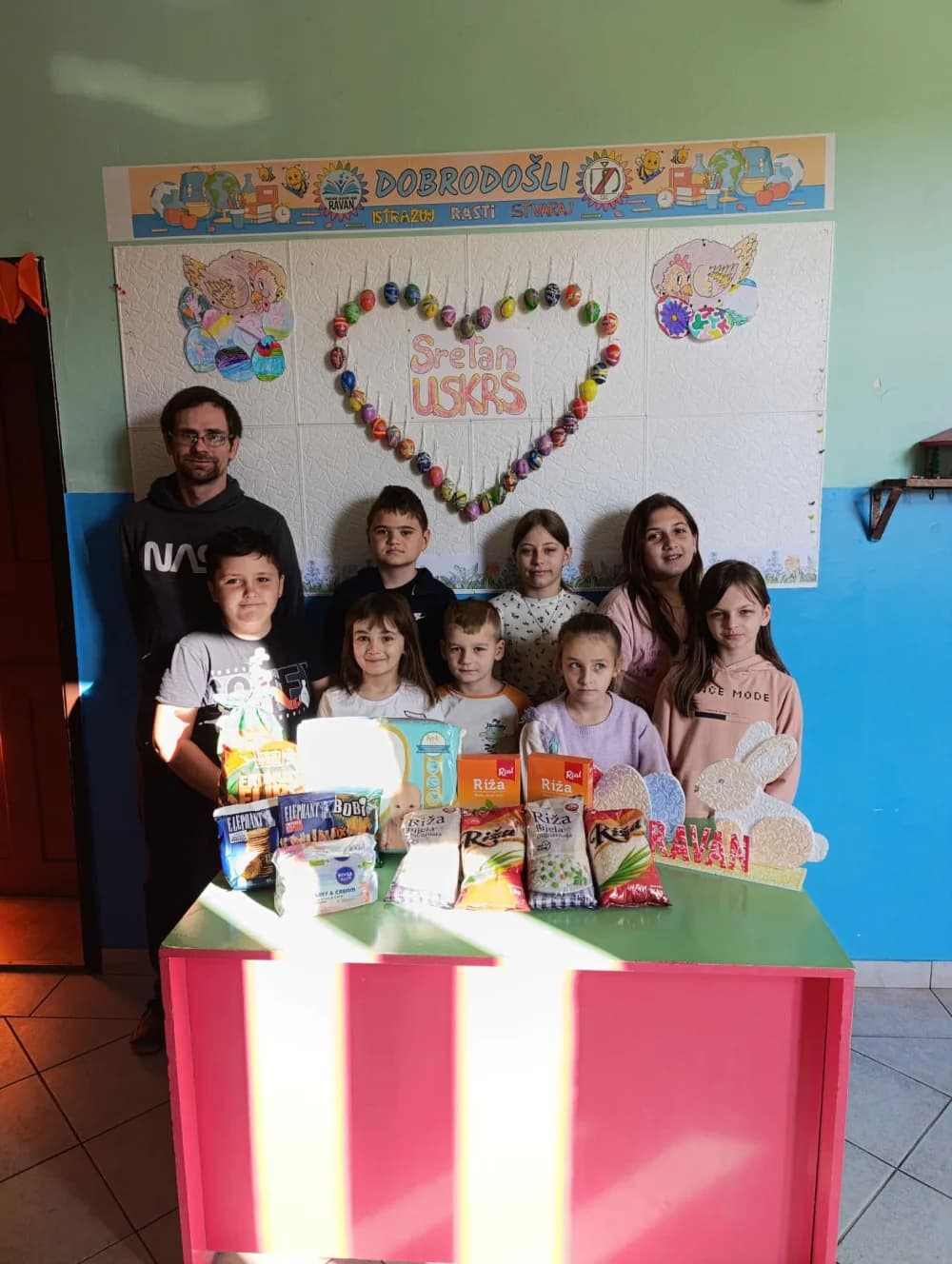 Učenici sibinjske škole te njihovi učitelji i učiteljice pokrenuli humanitarnu inicijativu prikupljanja namirnica i potrepština za brodsku socijalnu samoposlugu