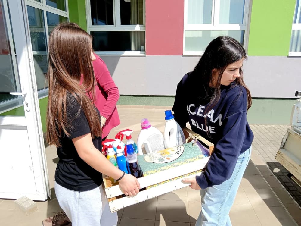 Učenici sibinjske škole te njihovi učitelji i učiteljice pokrenuli humanitarnu inicijativu prikupljanja namirnica i potrepština za brodsku socijalnu samoposlugu