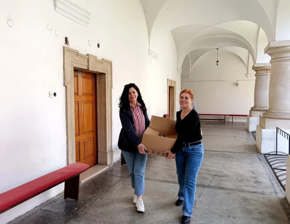 Učenici sibinjske škole te njihovi učitelji i učiteljice pokrenuli humanitarnu inicijativu prikupljanja namirnica i potrepština za brodsku socijalnu samoposlugu