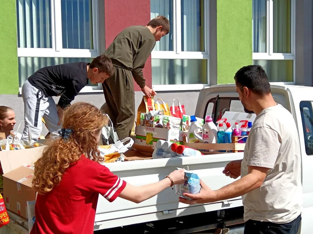 Učenici sibinjske škole te njihovi učitelji i učiteljice pokrenuli humanitarnu inicijativu prikupljanja namirnica i potrepština za brodsku socijalnu samoposlugu