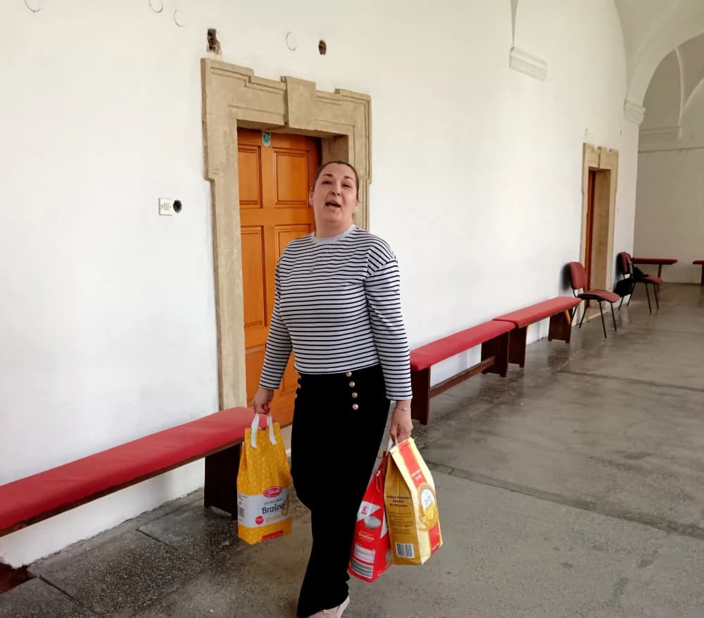 Učenici sibinjske škole te njihovi učitelji i učiteljice pokrenuli humanitarnu inicijativu prikupljanja namirnica i potrepština za brodsku socijalnu samoposlugu
