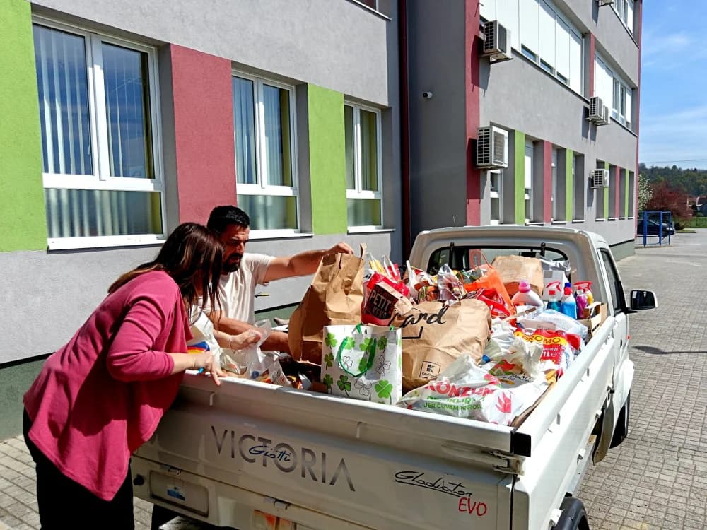Učenici sibinjske škole te njihovi učitelji i učiteljice pokrenuli humanitarnu inicijativu prikupljanja namirnica i potrepština za brodsku socijalnu samoposlugu