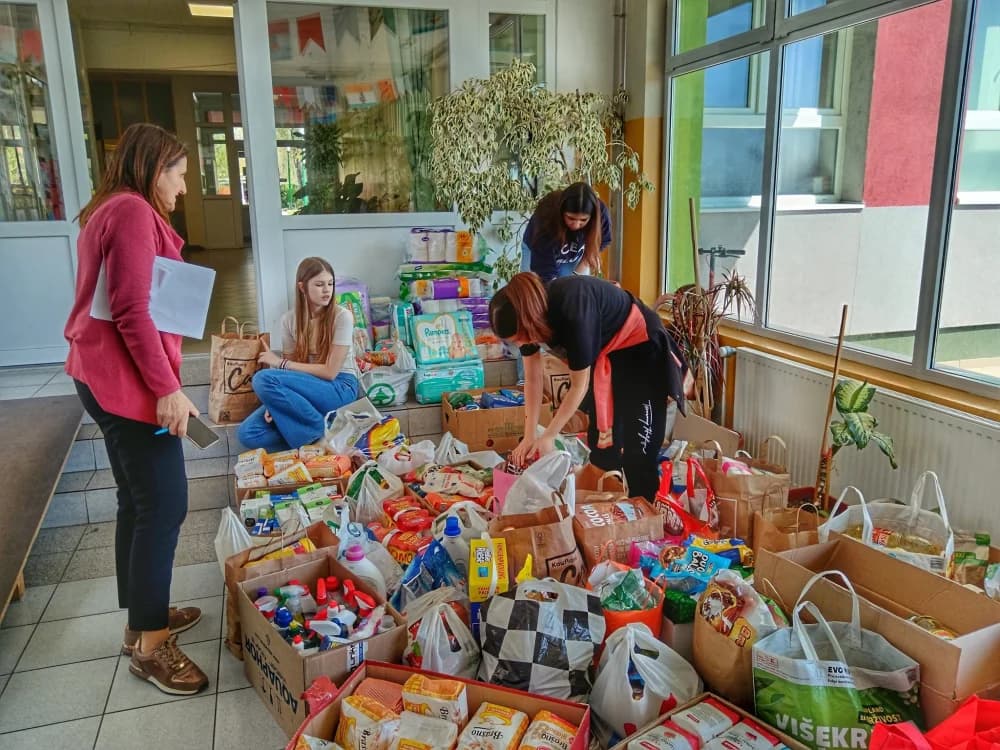 Učenici sibinjske škole te njihovi učitelji i učiteljice pokrenuli humanitarnu inicijativu prikupljanja namirnica i potrepština za brodsku socijalnu samoposlugu
