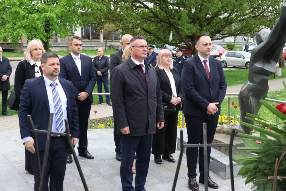Obilježavanje Dana Brodsko-posavske županije: Položeni vijenci i zaoaljene svijeće u čast poginulim hrvatskim braniteljima
