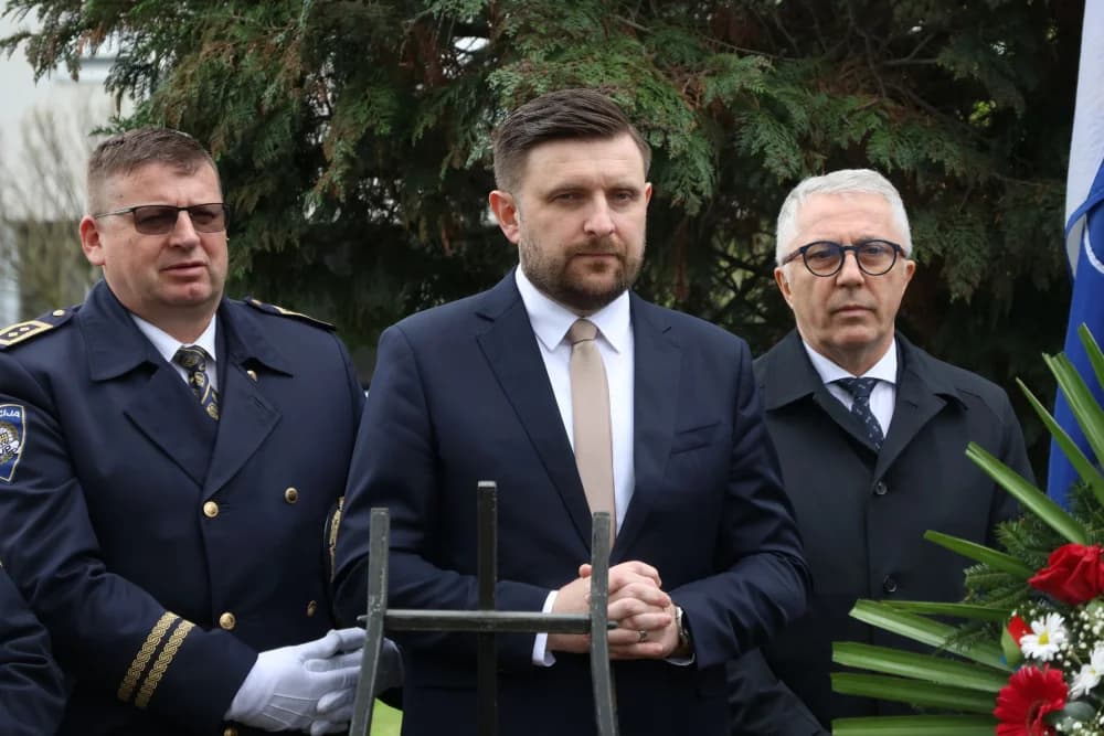 Obilježavanje Dana Brodsko-posavske županije: Položeni vijenci i zaoaljene svijeće u čast poginulim hrvatskim braniteljima