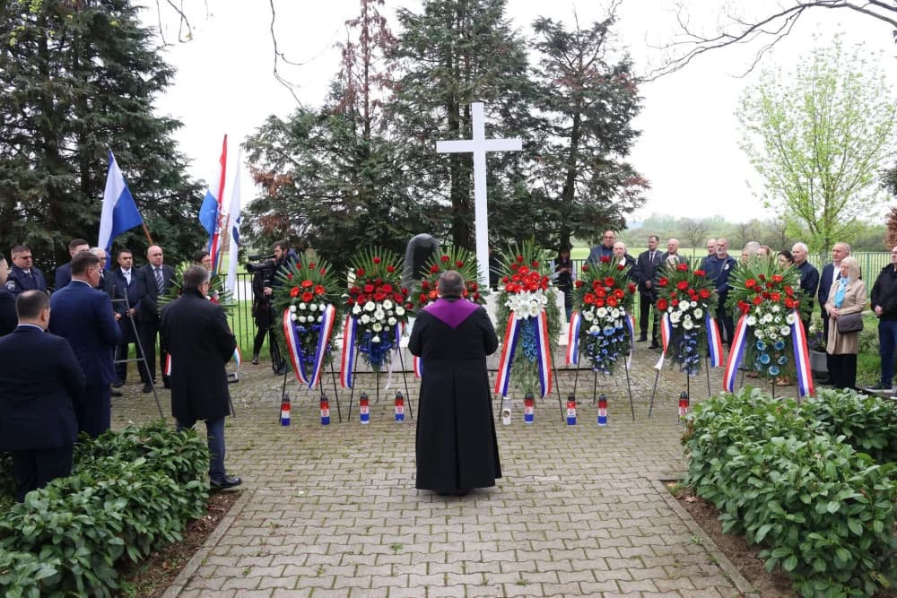 Obilježavanje Dana Brodsko-posavske županije: Položeni vijenci i zaoaljene svijeće u čast poginulim hrvatskim braniteljima