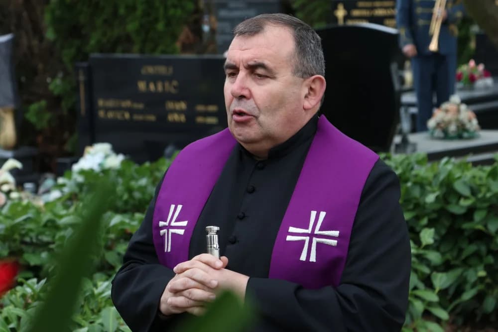 Obilježavanje Dana Brodsko-posavske županije: Položeni vijenci i zaoaljene svijeće u čast poginulim hrvatskim braniteljima