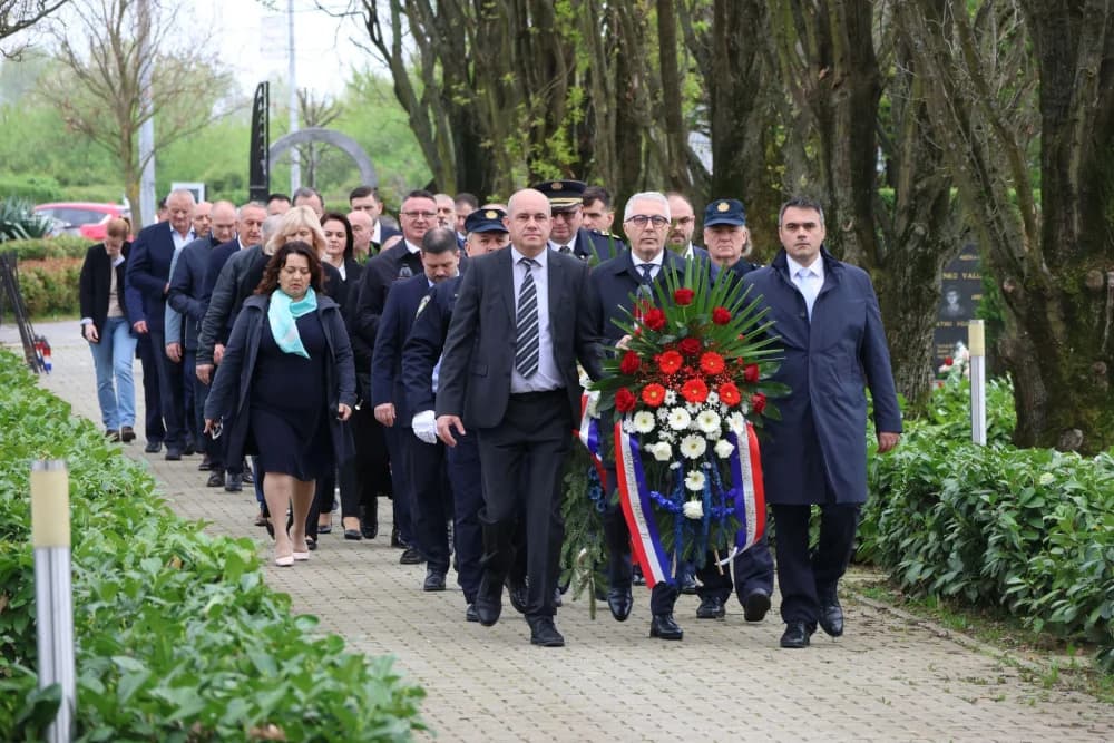 Obilježavanje Dana Brodsko-posavske županije: Položeni vijenci i zaoaljene svijeće u čast poginulim hrvatskim braniteljima