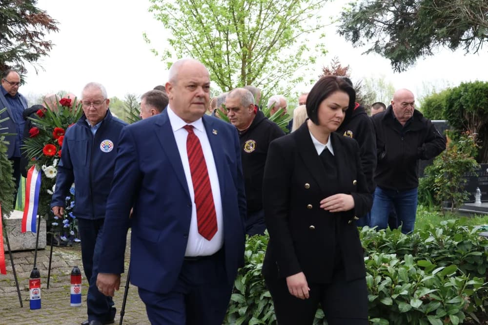 Obilježavanje Dana Brodsko-posavske županije: Položeni vijenci i zaoaljene svijeće u čast poginulim hrvatskim braniteljima