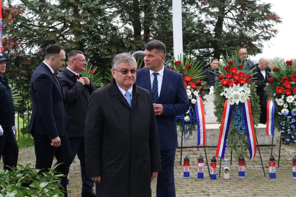 Obilježavanje Dana Brodsko-posavske županije: Položeni vijenci i zaoaljene svijeće u čast poginulim hrvatskim braniteljima