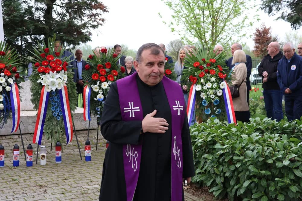 Obilježavanje Dana Brodsko-posavske županije: Položeni vijenci i zaoaljene svijeće u čast poginulim hrvatskim braniteljima