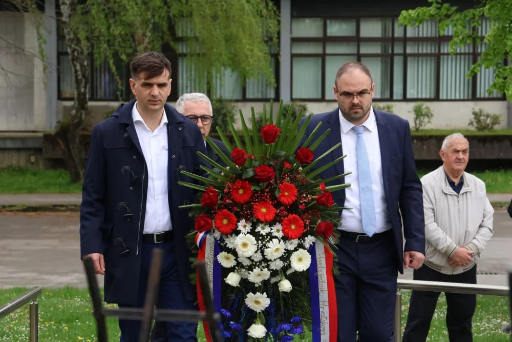 Obilježavanje Dana Brodsko-posavske županije: Položeni vijenci i zaoaljene svijeće u čast poginulim hrvatskim braniteljima