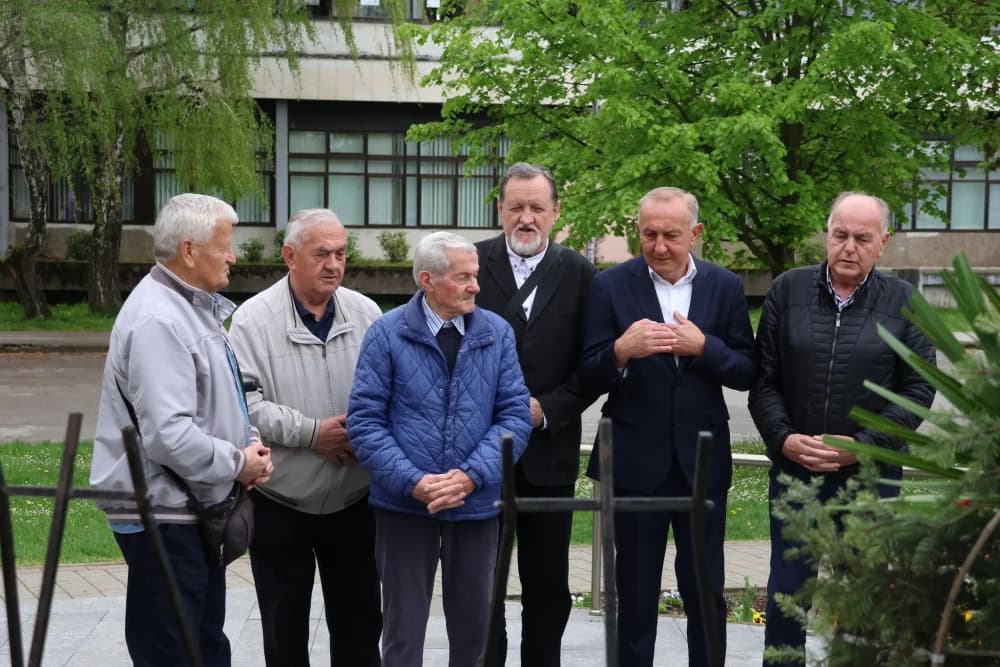 Obilježavanje Dana Brodsko-posavske županije: Položeni vijenci i zaoaljene svijeće u čast poginulim hrvatskim braniteljima